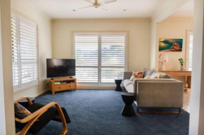 Charming Cottage, 7 mins walk to the beach and golf!